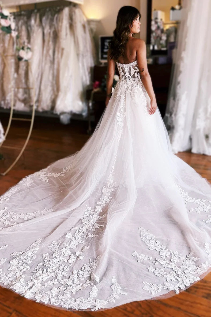 Robe de mariée trapèze avec appliques en tulle et bustier
